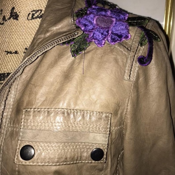 UPCYCLED NEW LEATHER JACKET~FLORAL APPLIQUES~US 6 - Picture 2 of 7